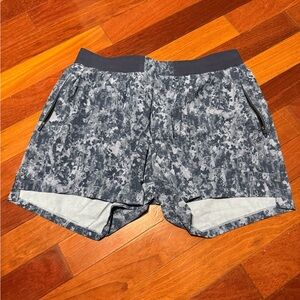 Lululemon license to train Blue Camo Shorts 5 inch size XL